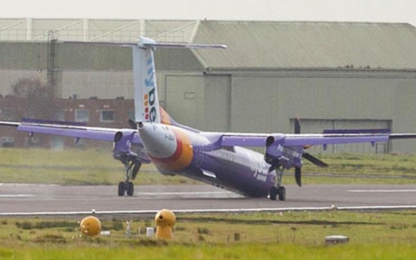 Máy bay hạ cánh ở Anh không có bánh trước, 56 người thoát chết