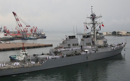 Chiến hạm Mỹ va chạm với tàu kéo Nhật Bản