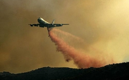 Máy bay chứa hơn 75.000 lít chất chống cháy dập lửa từ trên không