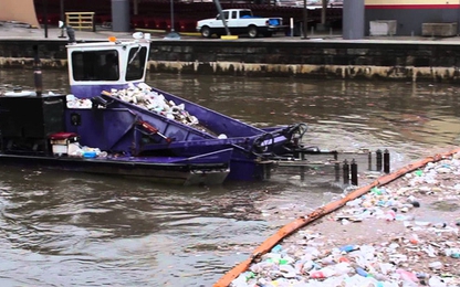 Bằng chiếc thuyền tự chế, Ấn Độ đã dọn sạch rác trên sông
