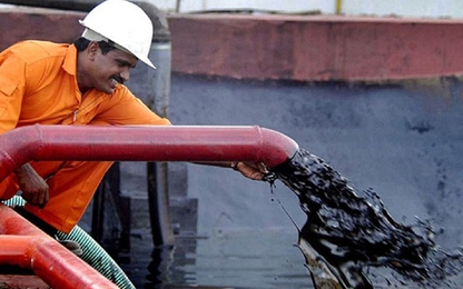 Giá dầu “leo dốc” sau số liệu sản lượng thế giới