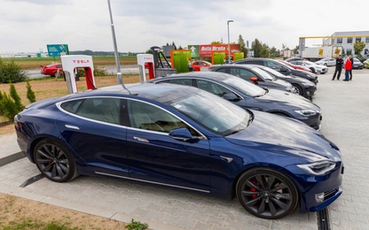 Tesla cấm không cho khách hàng sạc pin miễn phí tại trạm Supercharger,