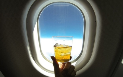 Đừng bao giờ uống nước đá trên máy bay