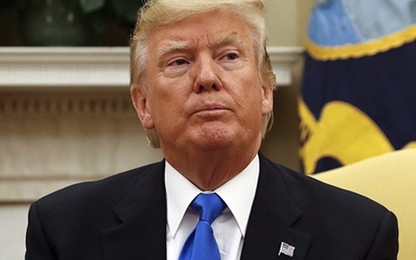 Ông Trump hứng chỉ trích vì “khoe nút kích hoạt hạt nhân”