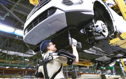 Ford trang bị “áo giáp” trợ lực cho công nhân chống bệnh xương khớp