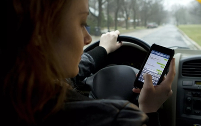 Pháp cấm tài xế dùng smartphone ngay cả khi đã đỗ xe