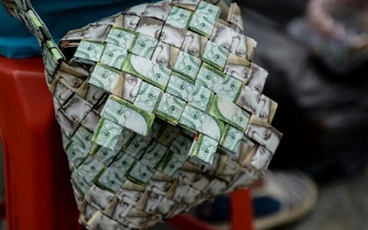 Tiền mất giá biến thành túi, mũ giấy ở Venezuela