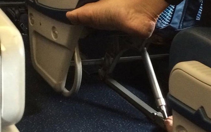 Lý do bạn không nên cởi giày khi ngồi trên máy bay