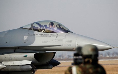 Máy bay F-16 Mỹ cháy động cơ, vứt thùng nhiên liệu xuống hồ Nhật Bản