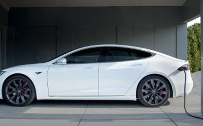 Tesla muốn lắp đặt bộ sạc tại các công ty cho nhân viên sạc xe