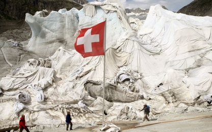 Dân Thụy Sỹ “đắp chăn” cho sông băng để ngăn tình trạng băng tan chảy