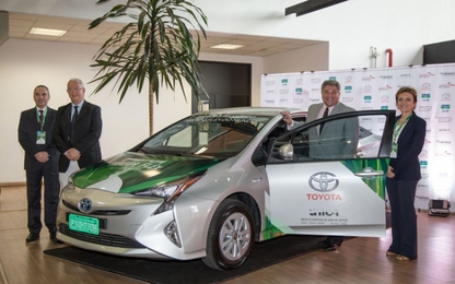 Toyota trình làng xe Hybrid FFV chạy xăng và ethanol đầu tiên Thế giới
