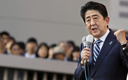 Thủ tướng Shinzo Abe đối mặt khủng hoảng niềm tin của người dân Nhật