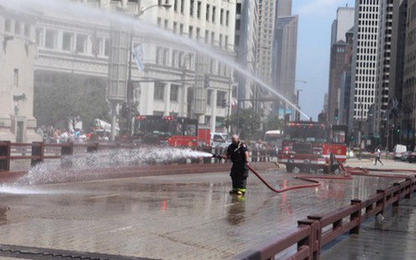 Mỹ: Nóng tới mức cứu hỏa phải phun nước "cứu" cầu thép