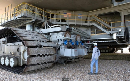 Cỗ xe 2.700 tấn hộ tống tên lửa lớn nhất hành tinh của NASA