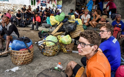 500 du khách leo núi mắc kẹt sau động đất ở Indonesia