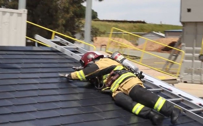 Lính cứu hỏa cũng phải ngả mũ vì độ bền mái ngói năng lượng Tesla