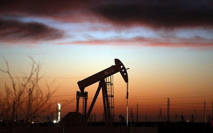 Giá dầu thô bất ngờ sụt mạnh