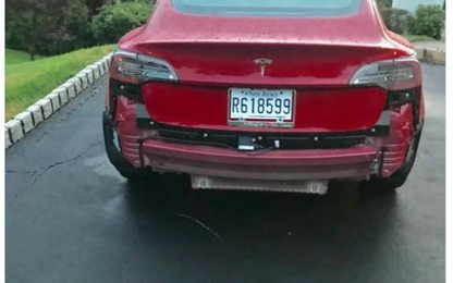 Khách hàng phàn nàn vì xe Tesla Model 3 rụng cản