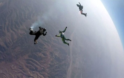 Người đầu tiên nhảy khỏi máy bay ở độ cao 25.000 feet không cần dù