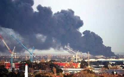 Australia: Cháy lớn sau nổ tại Melbourne, thành phố chìm trong khói độc