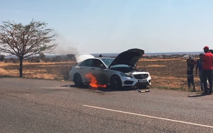 Mercedes-Benz C-Class đột nhiên bốc cháy tại Nam Phi