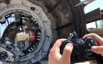 Elon Musk điều khiển máy đào đường hầm Boring Company bằng ... tay cầm Xbox