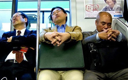 Inemuri: Nghệ thuật ngủ nơi công cộng đã trở thành thương hiệu người Nhật Bản