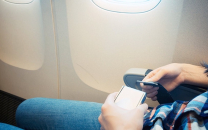 Tại sao khi đi máy bay, đai an toàn lại đeo ở đùi?