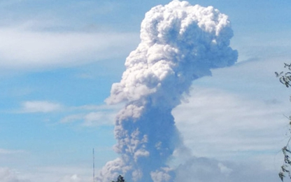 Núi lửa phun cột khói 4.000 m trên đảo vừa bị động đất ở Indonesia