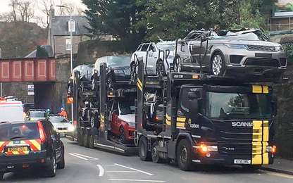 Qua gầm cầu, một loạt xe Jaguar, Range Rover mới cứng biến thành mui trần