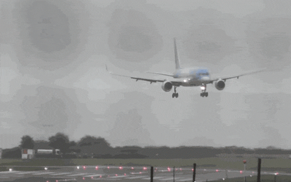 Boeing 757 “trổ tài” hạ cánh ngang khi trời có giông bão cực điệu nghệ