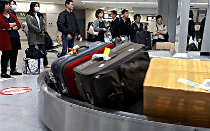 Bắt vợ chồng chuyên ăn cắp vali đắt tiền ở sân bay Thái Lan
