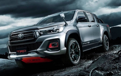 Bán tải Toyota Hilux 2019 cực ngầu nhờ phụ kiện TRD Black Rally Edition