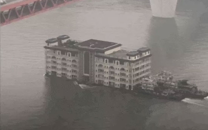 Trung Quốc: Chở hẳn một tòa nhà 5 tầng trên sông bằng tàu vận tải