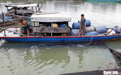 Trục vớt hết 26 tấn axit bị chìm dưới sông Đồng Nai