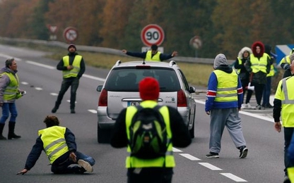 Hơn 400 người bị thương vì biểu tình phản đối tăng giá xăng ở Pháp