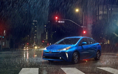 Xe xanh Toyota Prius 2019 thách thức đường trơn với hệ dẫn động AWD