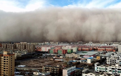 Thành phố Trung Quốc bị tường cát cao 100m “nuốt chửng” sau 5 phút