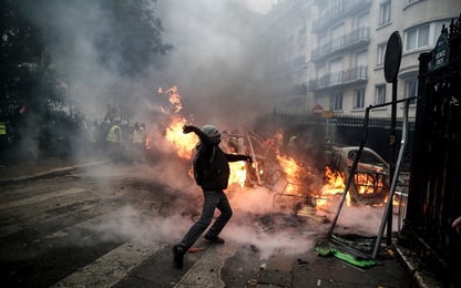 Sau bạo loạn ở Paris, Pháp nhượng bộ hoãn tăng thuế nhiên liệu