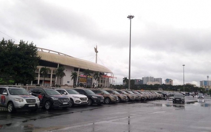 Gần 80 xe Hyundai SantaFe xếp hình dưới mưa tạo nên số 5 khổng lồ