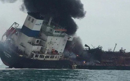 Tàu chở dầu Việt Nam bốc cháy dữ dội ngoài khơi Hong Kong