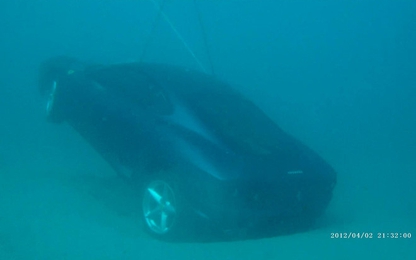 Siêu xe Ferrari 360 lao xuống biển ở Mỹ