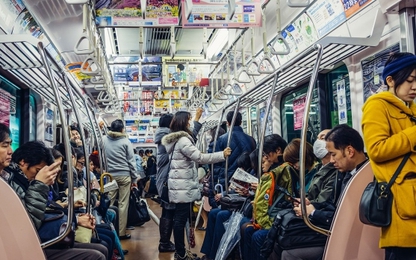 Tặng đồ ăn miễn phí trên tàu điện ngầm để giảm tắc nghẽn cao điểm