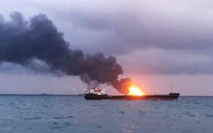 Hai tàu cháy dữ dội trên Eo biển Kerch, 11 thủy thủ thiệt mạng