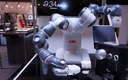 Chú robot pha cà phê ở Davos và lời cảnh báo với cả thế giới