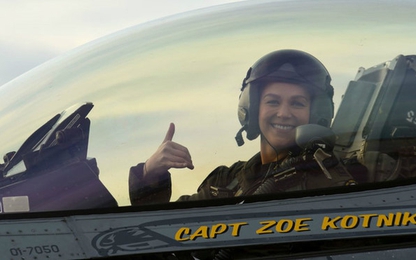 Nữ chỉ huy đầu tiên của đội bay biểu diễn Không quân Mỹ mất chức
