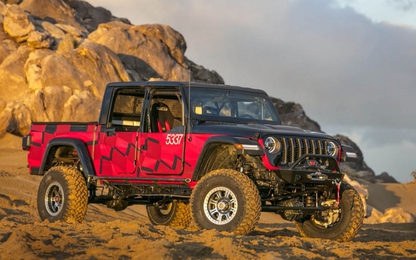 Bán tải địa hình Jeep Gladiator chinh phục cuộc đua hoang mạc