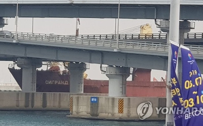 Tàu Nga đâm vào cầu ở Hàn Quốc, thuyền trưởng say xỉn