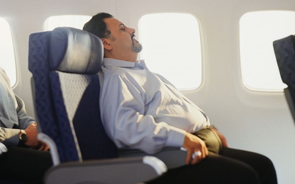 Ngồi cạnh người béo trên máy bay, hành khách đòi 150 USD